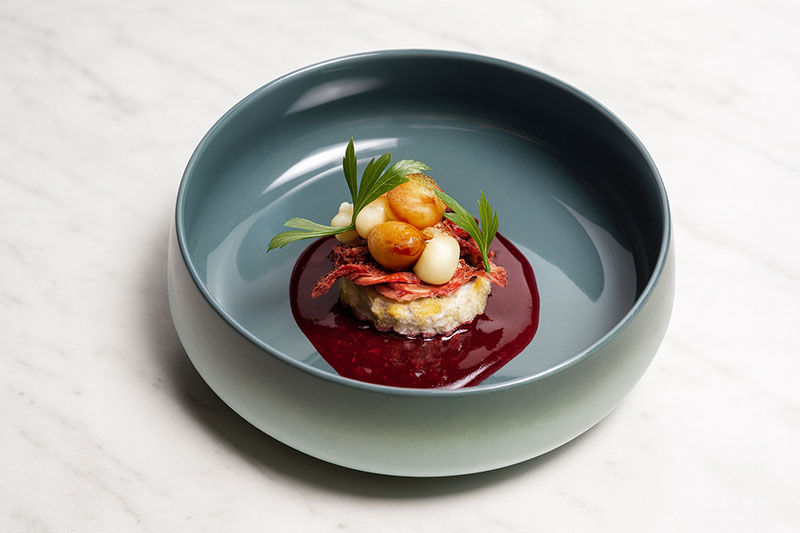 Pamplona celebra su primera Ruta del PintxoPato: Paté-tico. Tosta rústica, untada con crema de mouse de pato, pato desmigado, manzana caramelizada, frutos del bosque, propuesta de Nuevo Anaita.