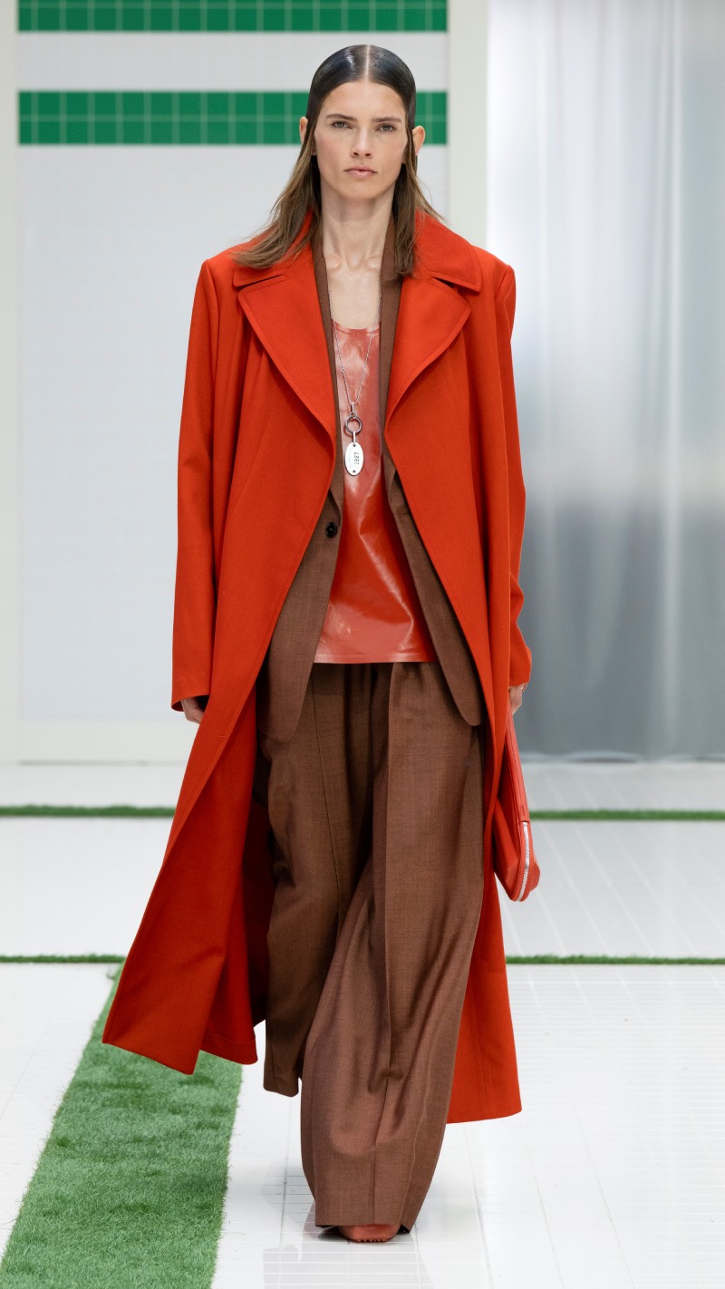 Tendencias de moda primavera verano 2026: looks deportivos y elegantes sporty chic