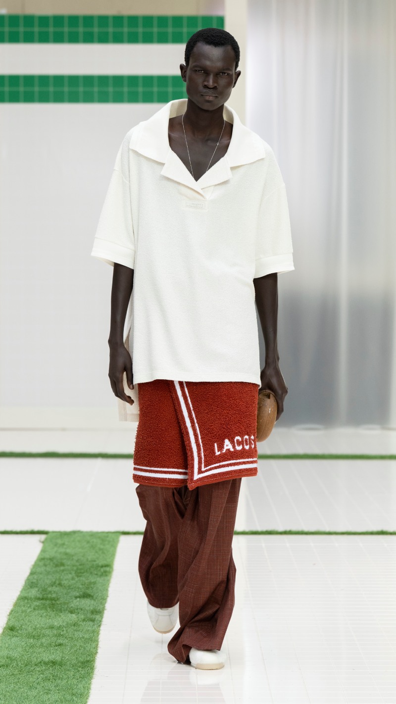 Tendencias de moda primavera verano 2026: looks deportivos y elegantes sporty chic