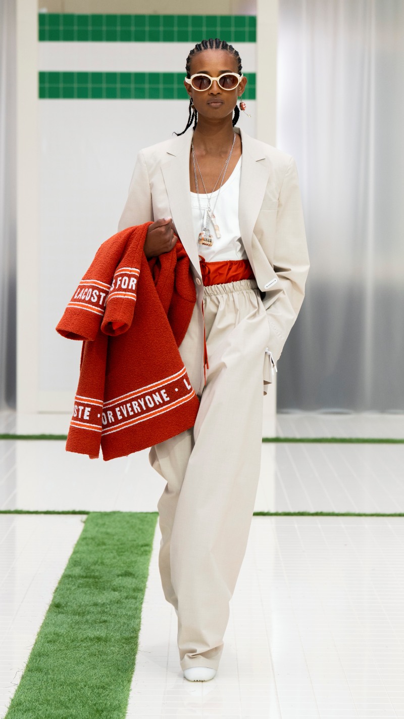 Tendencias de moda primavera verano 2026: looks deportivos y elegantes sporty chic