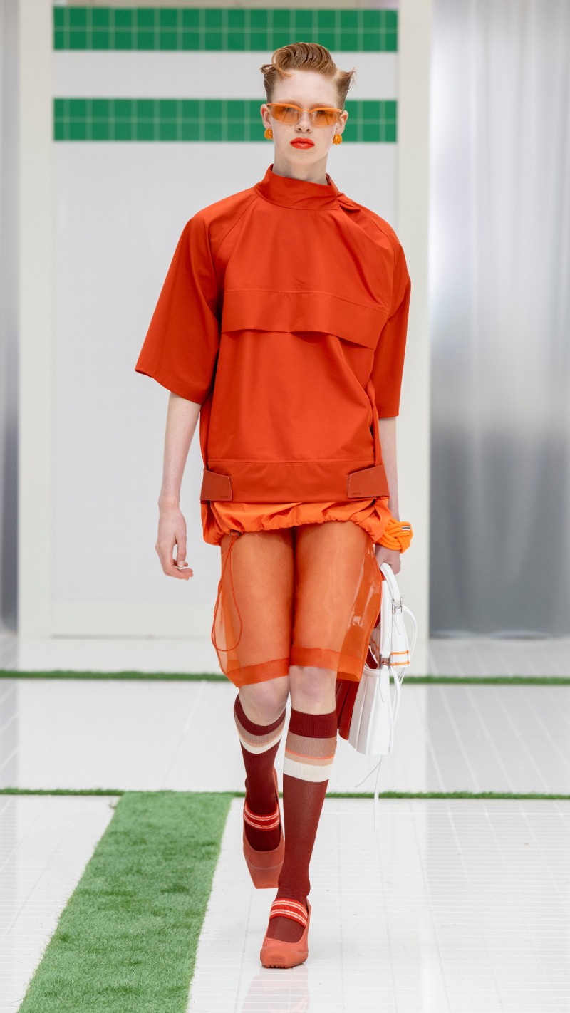 Tendencias de moda primavera verano 2026: looks deportivos y elegantes sporty chic