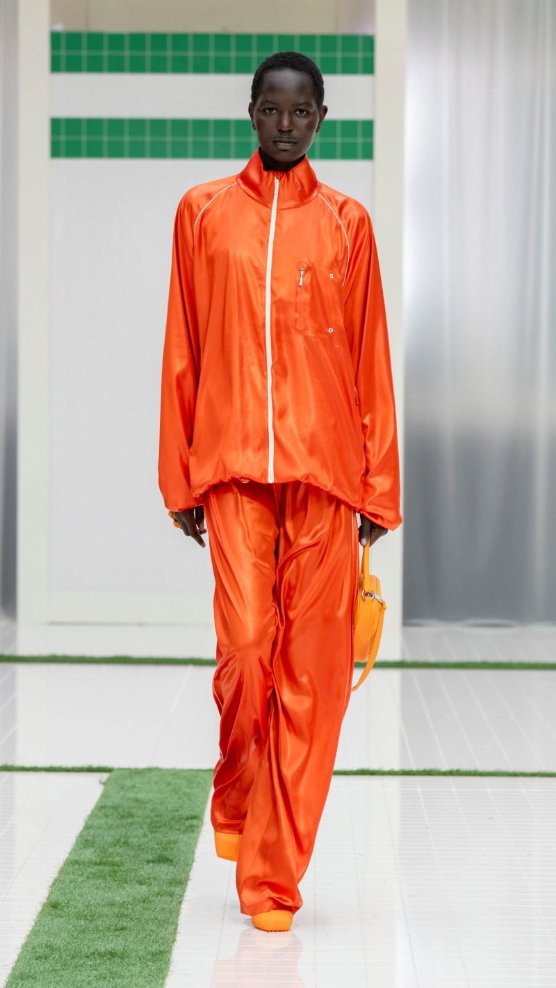 Tendencias de moda primavera verano 2026: looks deportivos y elegantes sporty chic