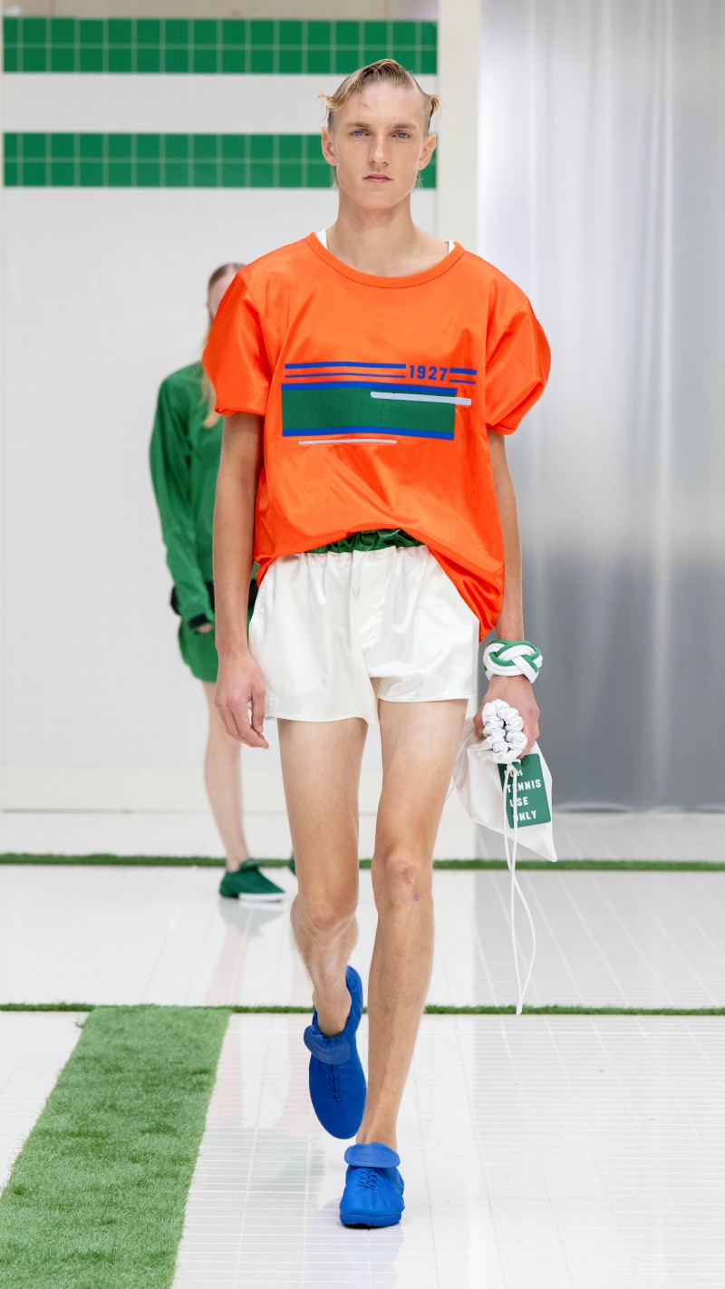 Tendencias de moda primavera verano 2026: looks deportivos y elegantes sporty chic