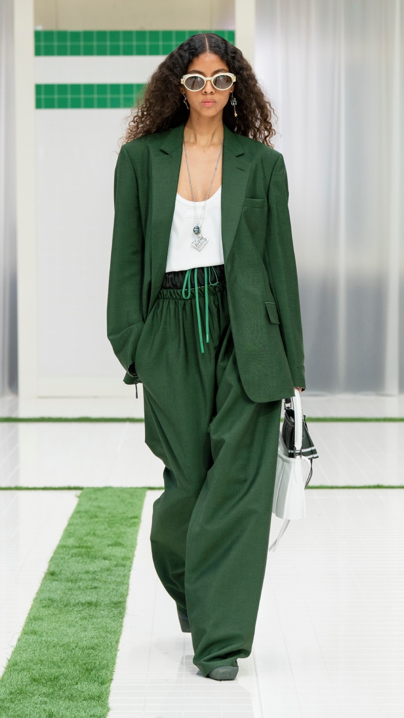 Tendencias de moda primavera verano 2026: looks deportivos y elegantes sporty chic