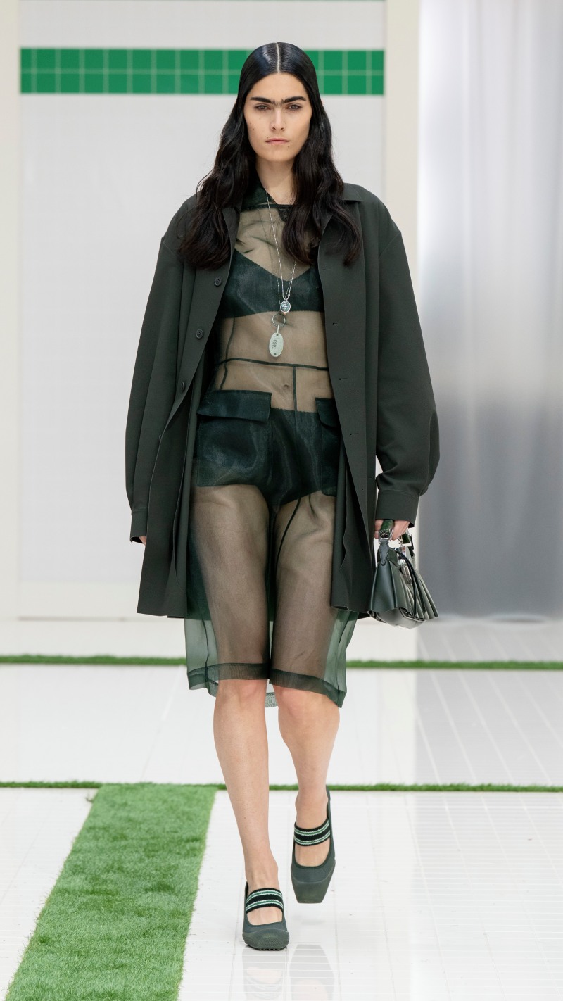 Tendencias de moda primavera verano 2026: looks deportivos y elegantes sporty chic