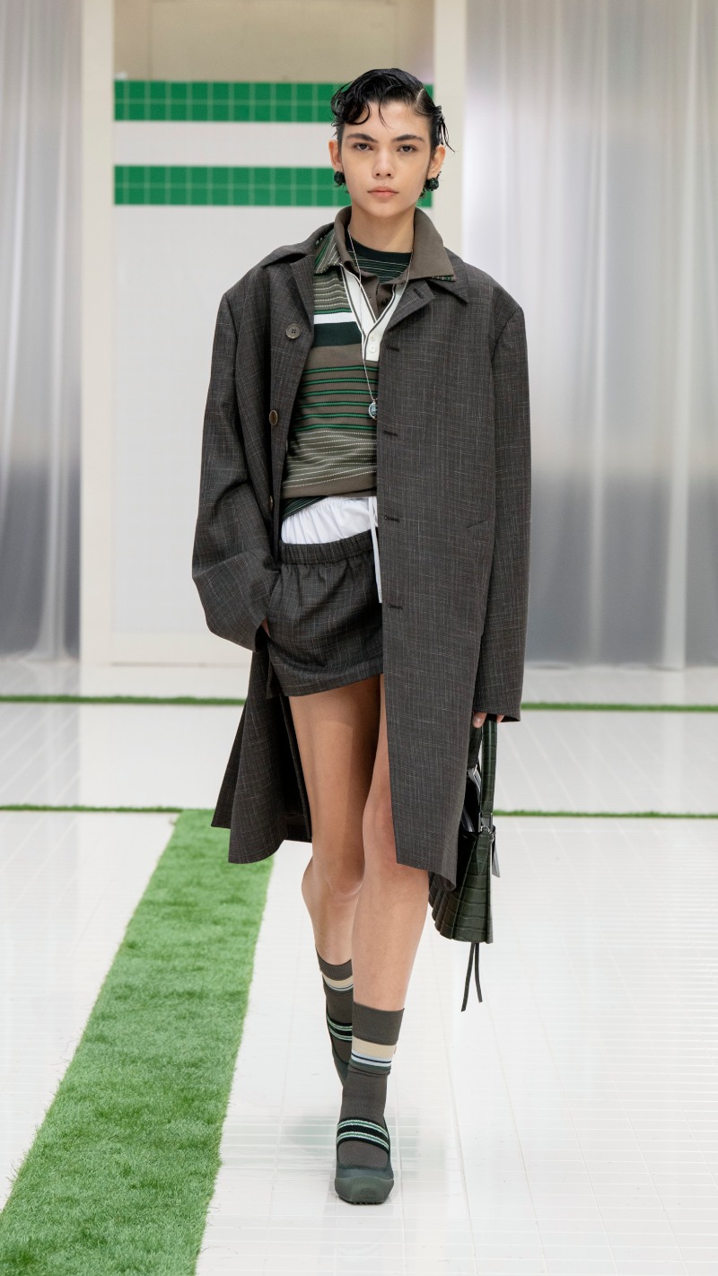 Tendencias de moda primavera verano 2026: looks deportivos y elegantes sporty chic