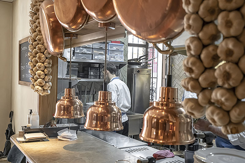 Le Bistroman Atelier: vista de la cocina