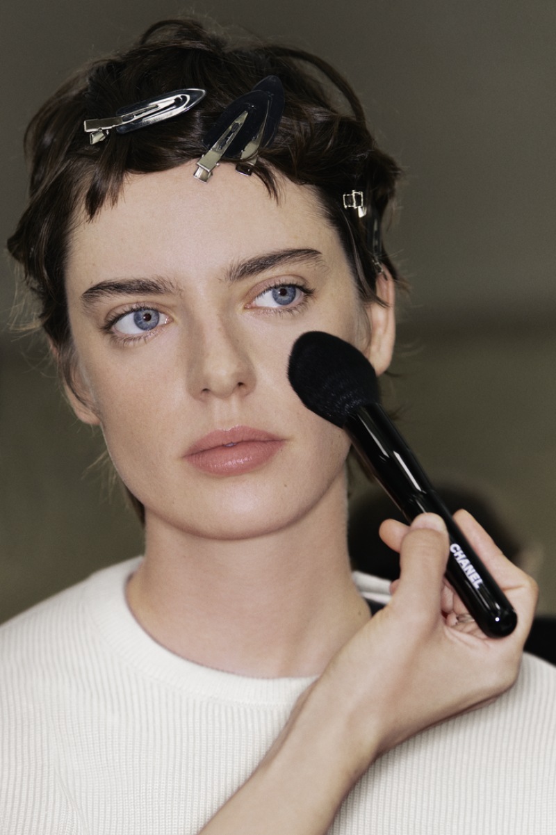 Dale vida a tu piel con el look natural de Chanel ss26