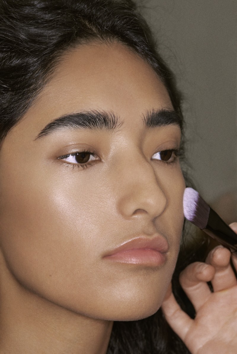 Dale vida a tu piel con el look natural de Chanel ss26