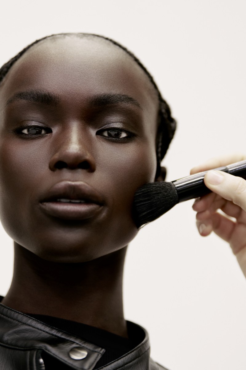 Dale vida a tu piel con el look natural de Chanel ss26