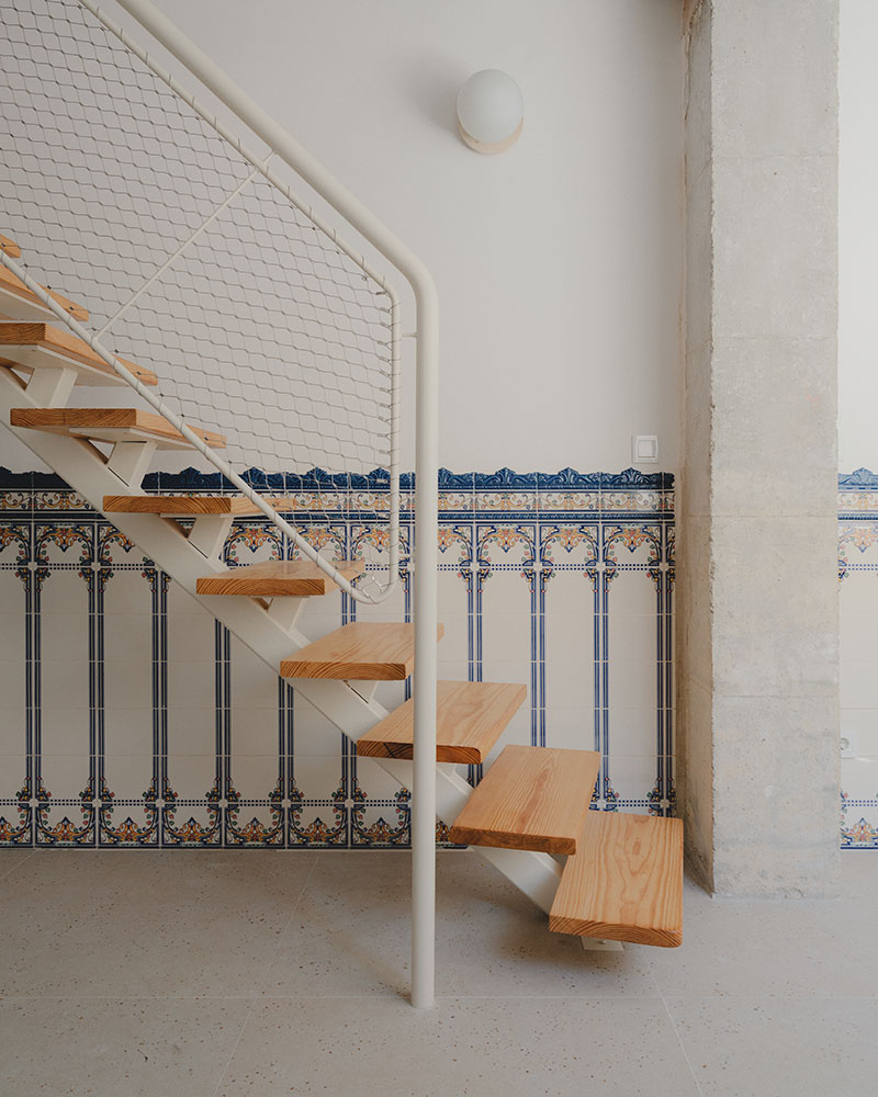 Escalera diseñada por Maria Aucejo, arquitecta, en el dúplex en Alboraia junto a zócalo cerámico recuperado