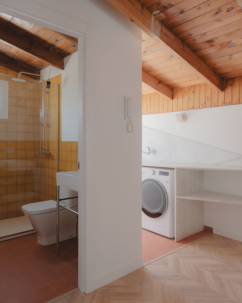 Planta superior del dúplex en Alboraia de Maria Aucejo, arquitecta, con baño mostaza y lavadero abierto