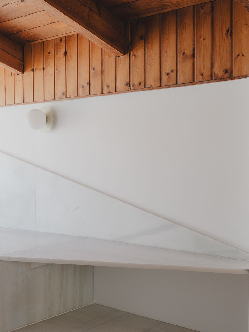 Techo diseñado por Maria Aucejo, arquitecta, en el dúplex en Alboraia con cubierta de madera