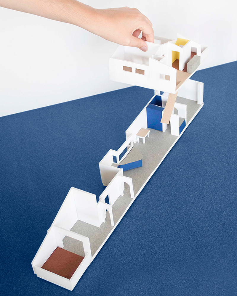 Maqueta del dúplex en Alboraia diseñada por Maria Aucejo, arquitecta, con distribución alargada y piezas móviles
