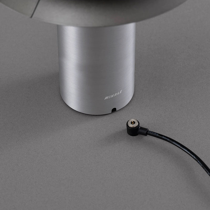 Base de la lámpara portátil 2Shades de Minale con detalle del conector magnético
