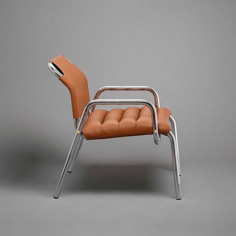 Silla Lounge Chair de Minale en cuero color avellana y estructura cromada vista de perfil