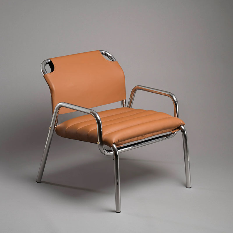 Silla Lounge Chair de Minale en cuero color avellana y estructura cromada vista frontal