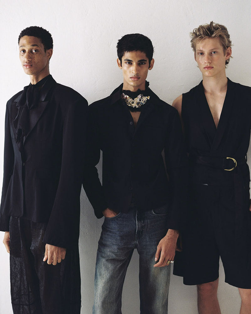 Models Room, editorial de moda y mobiliario: variois modelos mirano a cámara