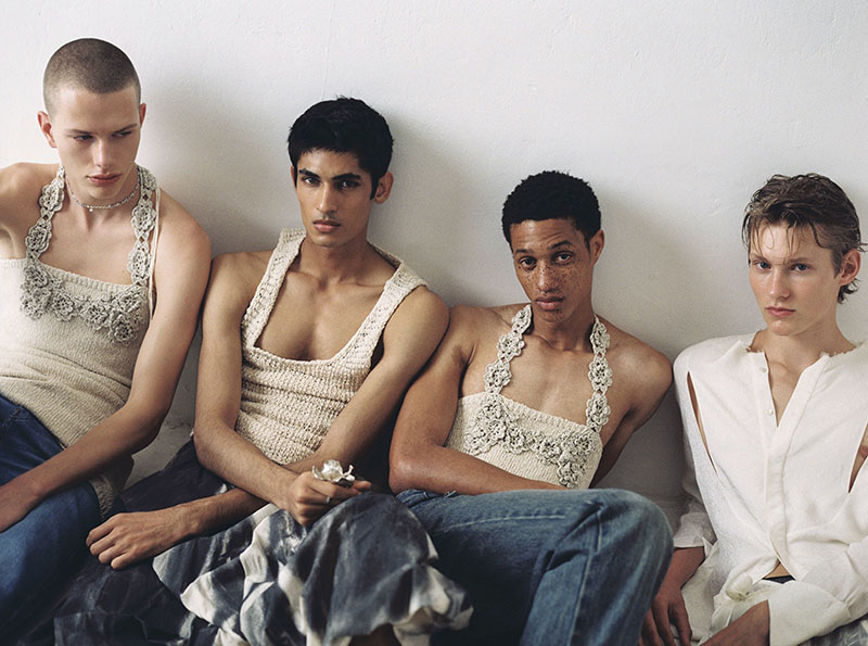 Models Room, editorial de moda y mobiliario: variois modelos mirano a cámara