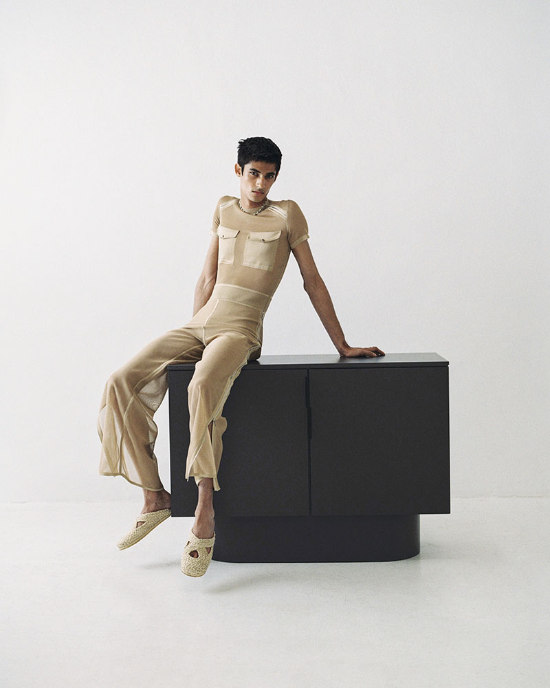 Models Room, editorial de moda y mobiliario: un chico subido encima de un aparador