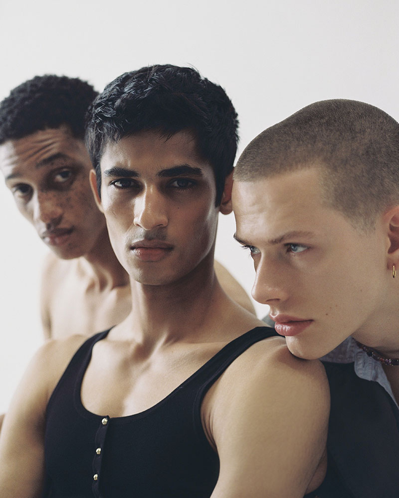 Models Room, editorial de moda y mobiliario: variois modelos mirano a cámara