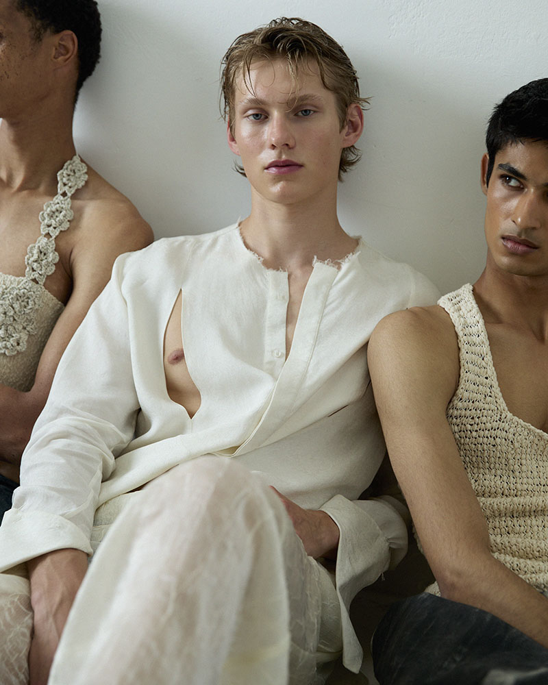 Models Room, editorial de moda y mobiliario: variois modelos mirano a cámara