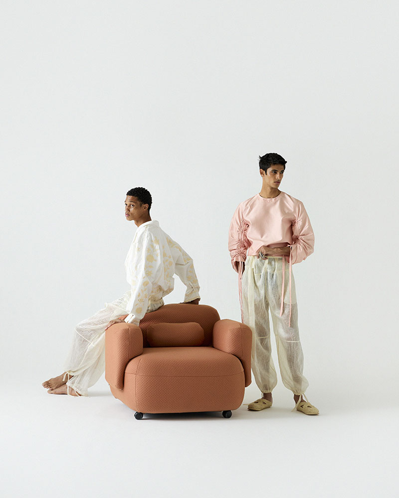 Models Room, editorial de moda y mobiliario: dos modelos posan junto a una butaca color terracota