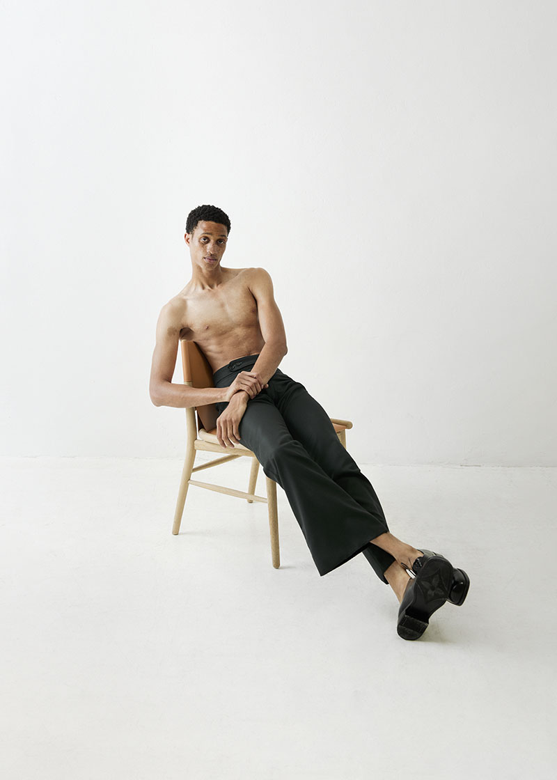 Models Room, editorial de moda y mobiliario: modelo sentado en una silla de cuero y madera