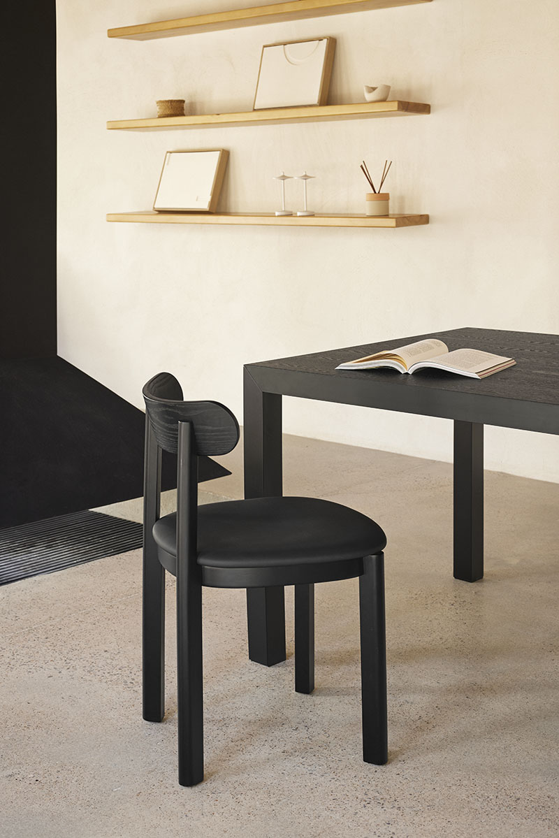 Mesa Alma en acabado negro incluida en las novedades Teulat en Feria Hábitat Valencia 2025