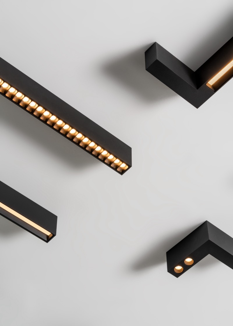 Offset: techo blanco con cuatro luminarias negras de la colección Offset en distintos formatos.