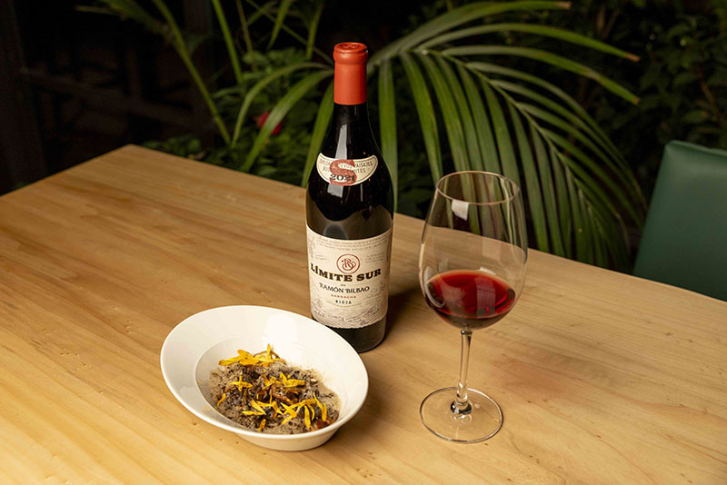 Setas al sarmiento con chorizo, plato maridado con el vino Límite Sur de Ramón Bilbao durante la experiencia Colores de Rioja