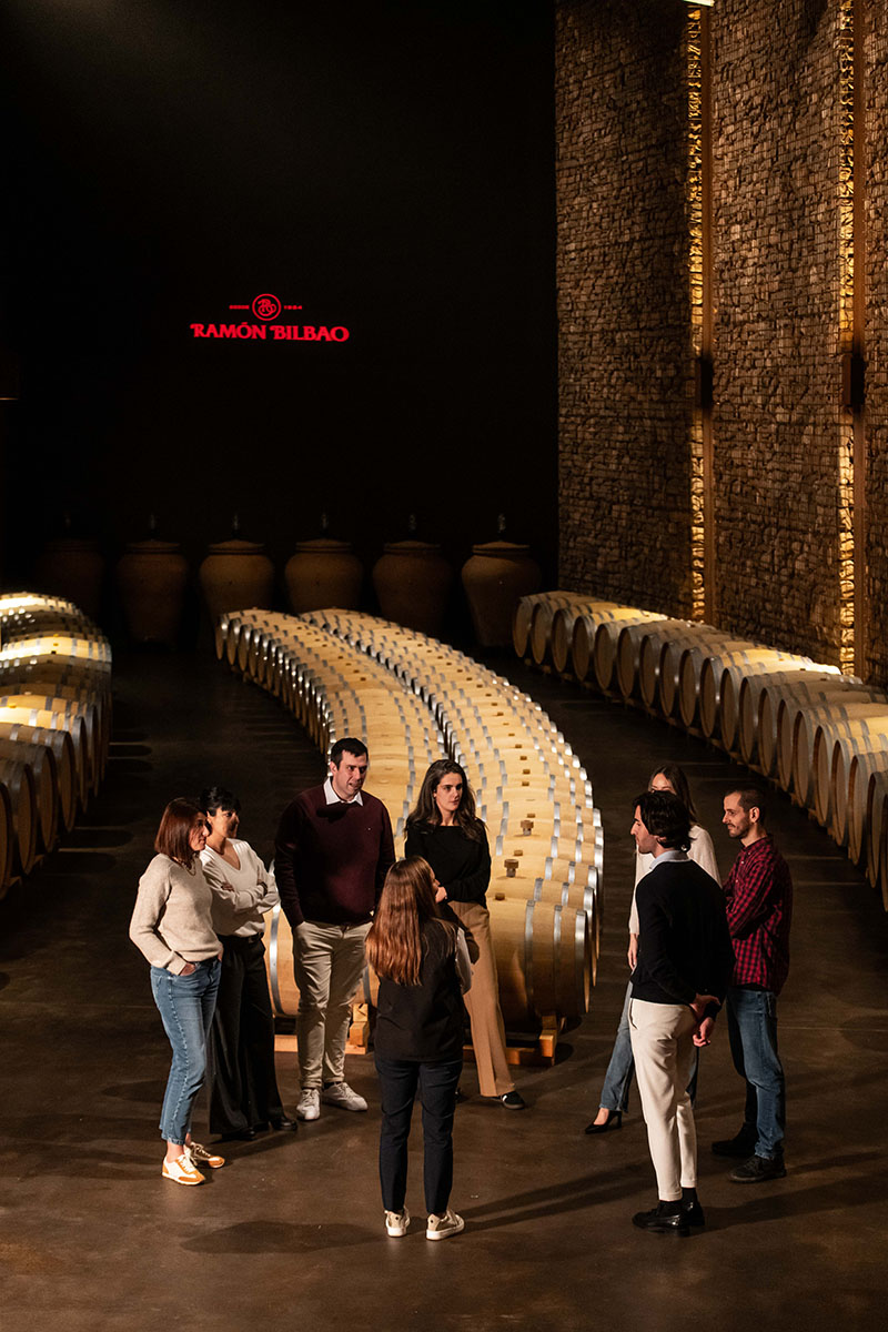Grupo durante la visita guiada por la bodega Ramón Bilbao dentro de la experiencia Colores de Rioja