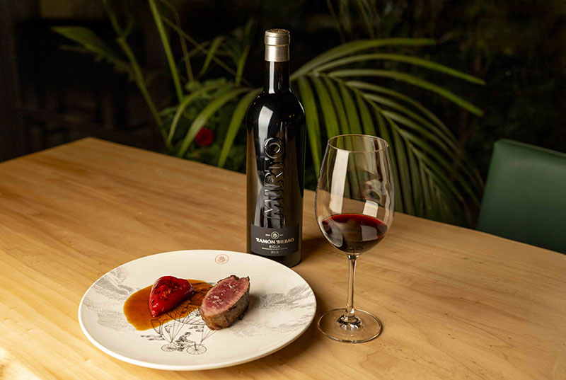 Plato de presa ibérica a las brasas con pimiento riojano maridado con Mirto en Colores de Rioja de Ramón Bilbao