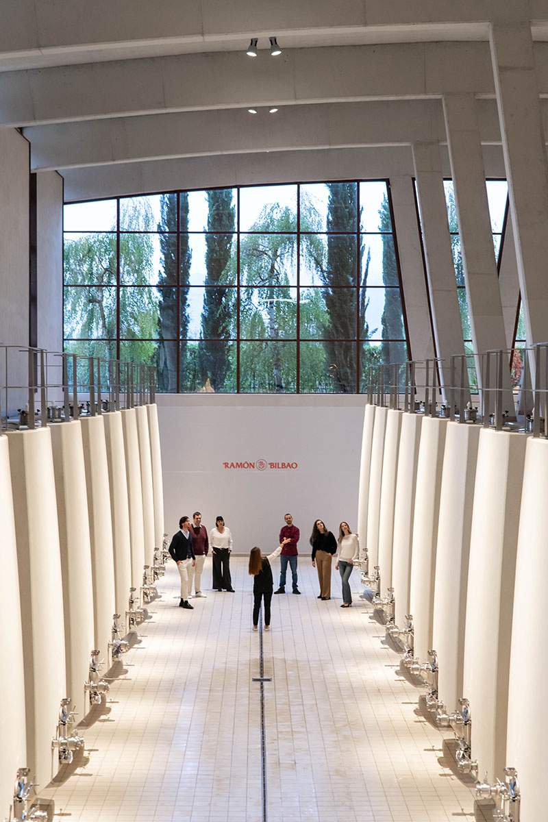 Visita a las salas de elaboración de la bodega Ramón Bilbao como parte de Colores de Rioja