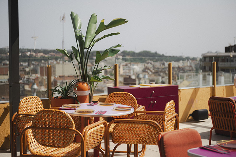 Terraza del Restaurante Bonavista en Barcelona, espacio de coctelería con vistas a la ciudad