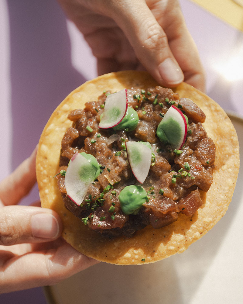 Taco servido en el Restaurante Bonavista en Barcelona, acompañada por la oferta de coctelería.