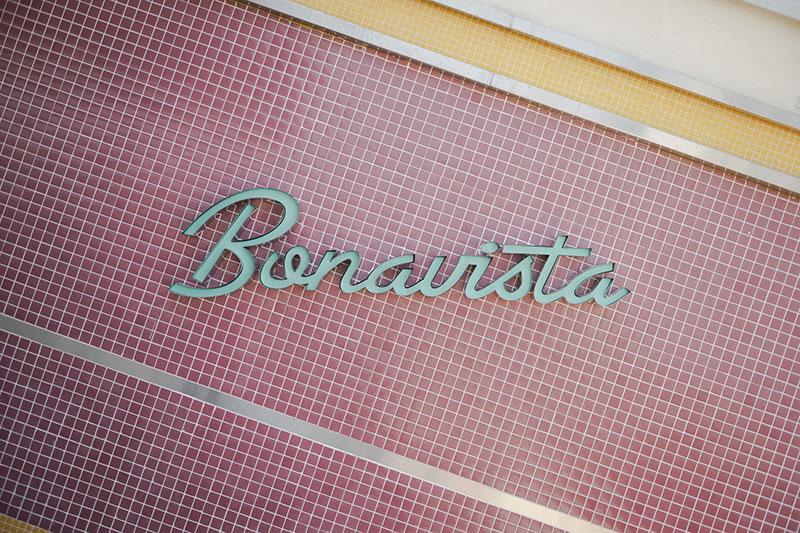 Rótulo del Restaurante Bonavista en Barcelona, identidad visual del espacio de coctelería