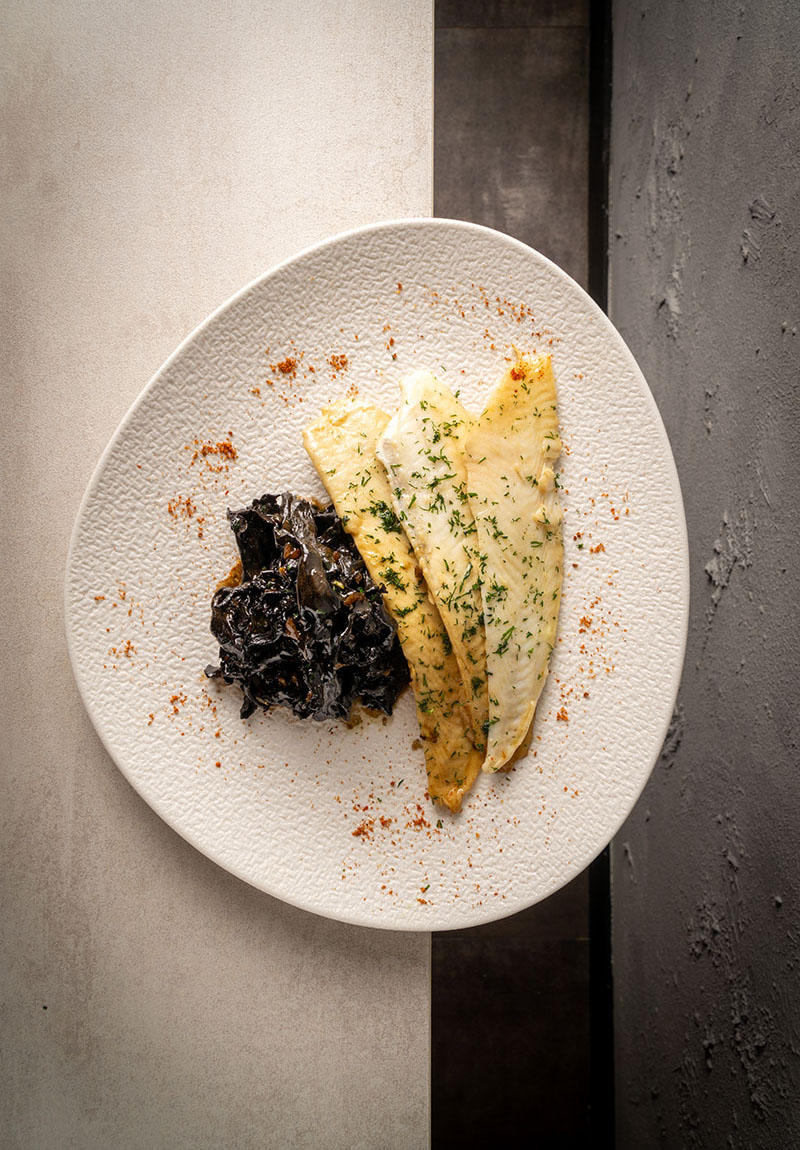 Lenguado a la Meunière con trompeta de la muerte, de Ekö Bistró