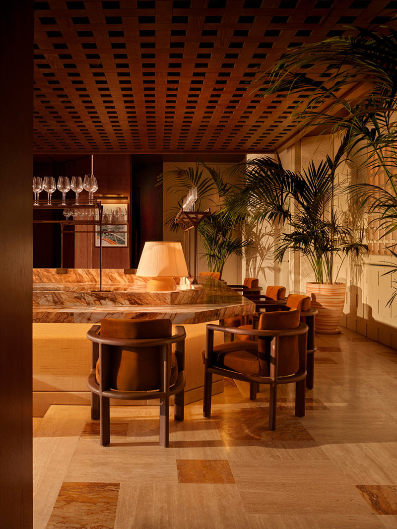 Barra central del restaurante Esca con materiales naturales y diseño de Urbanjobs