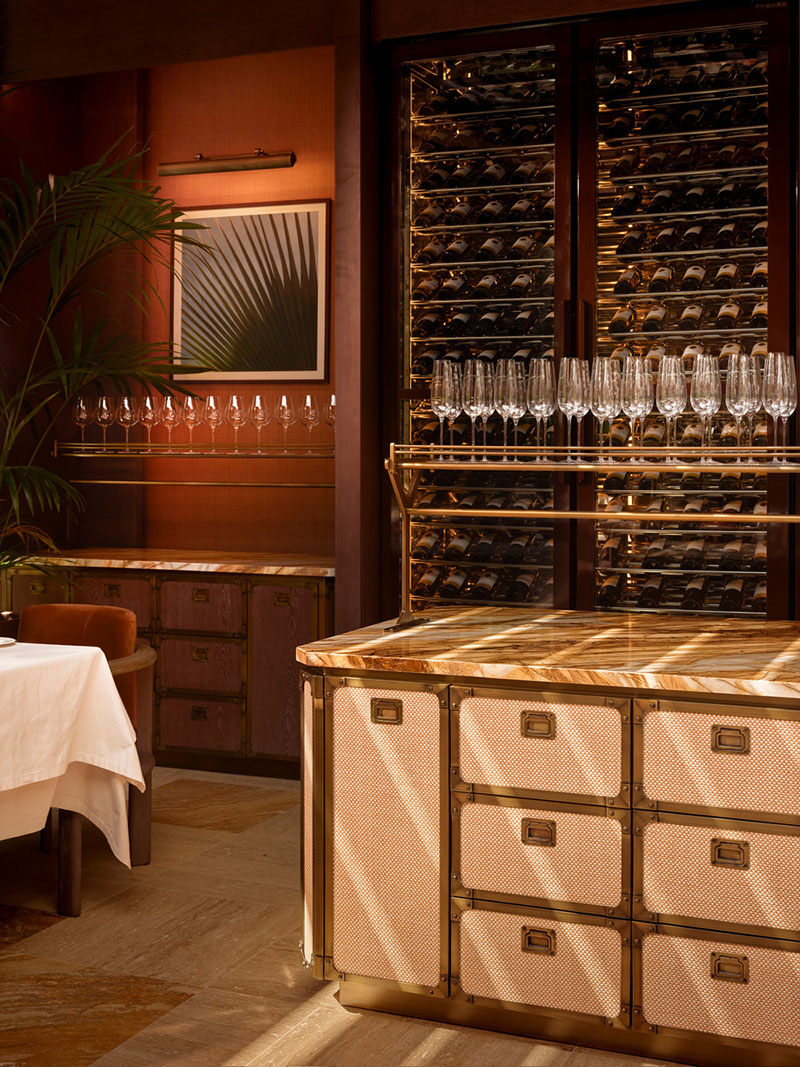 Detalle del área de servicio y cava del restaurante Esca desarrollada por Urbanjobs