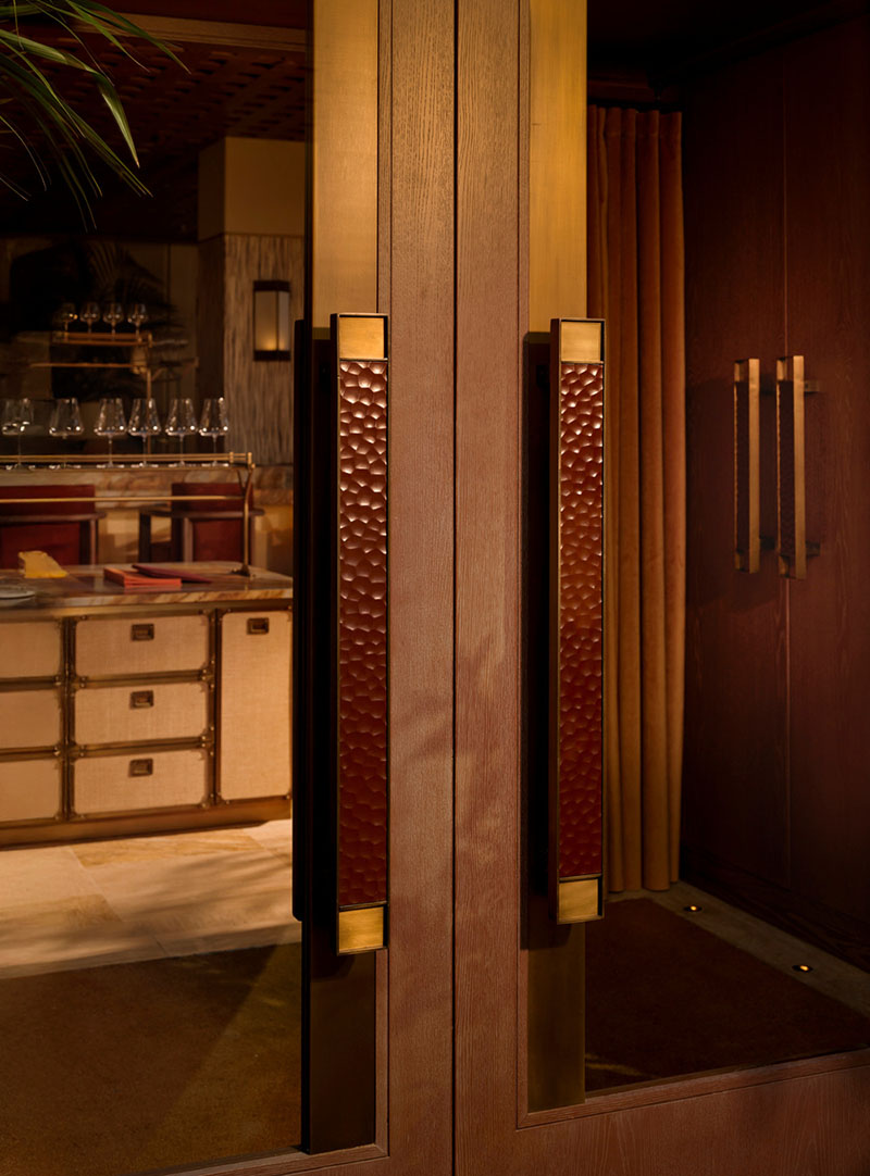 Puertas de acceso al restaurante Esca con herrajes metálicos y diseño de Urbanjobs.