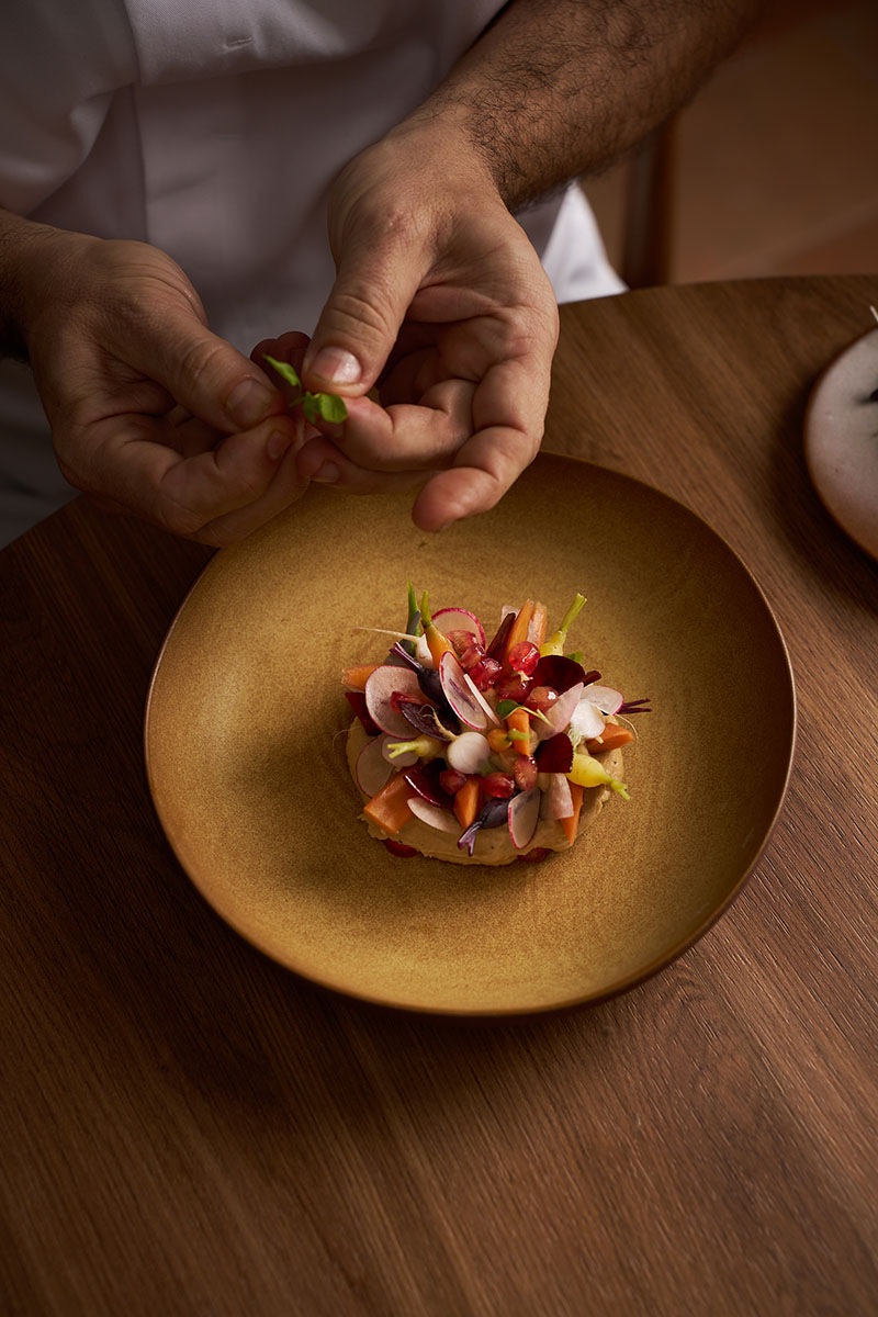 Preparación de un plato en el Restaurante Forno da Telha de Évora