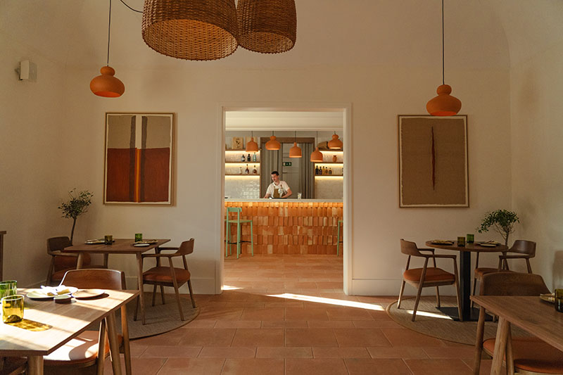 Interior del Restaurante Forno da Telha en Évora con vista al bar