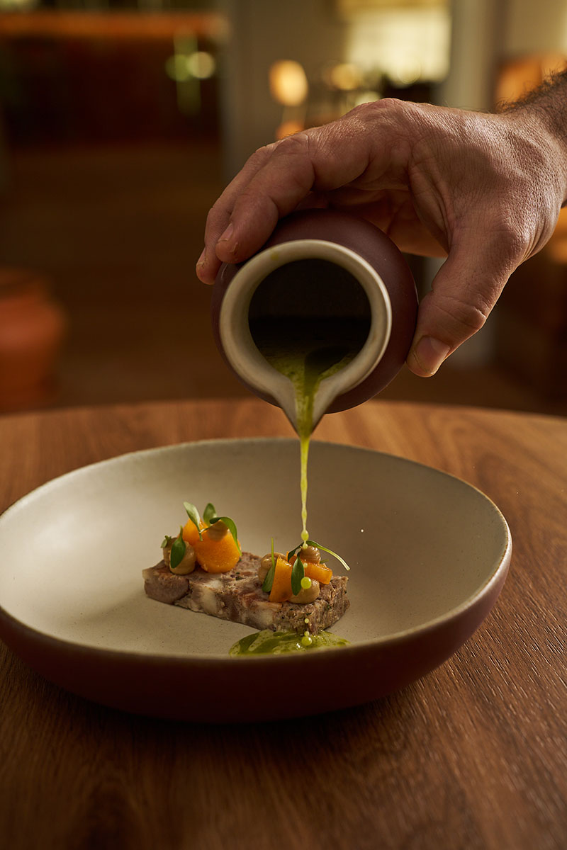 Plato con salsa en el Restaurante Forno da Telha de Évora