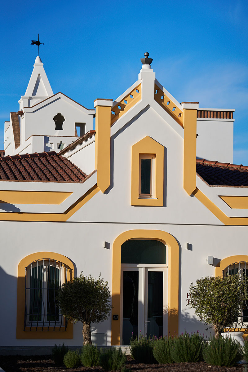 Fachada principal del Restaurante Forno da Telha en Évora