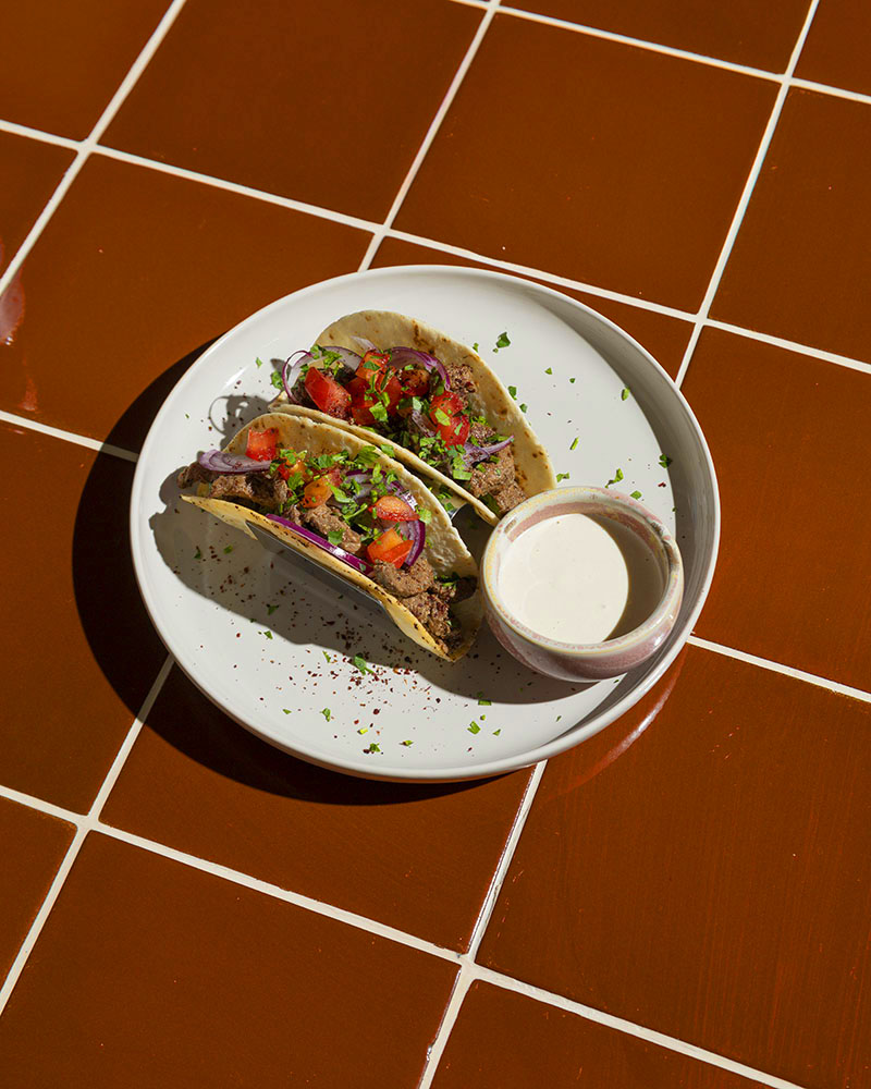 El restaurante libanés Onoé cumple años y renueva su carta