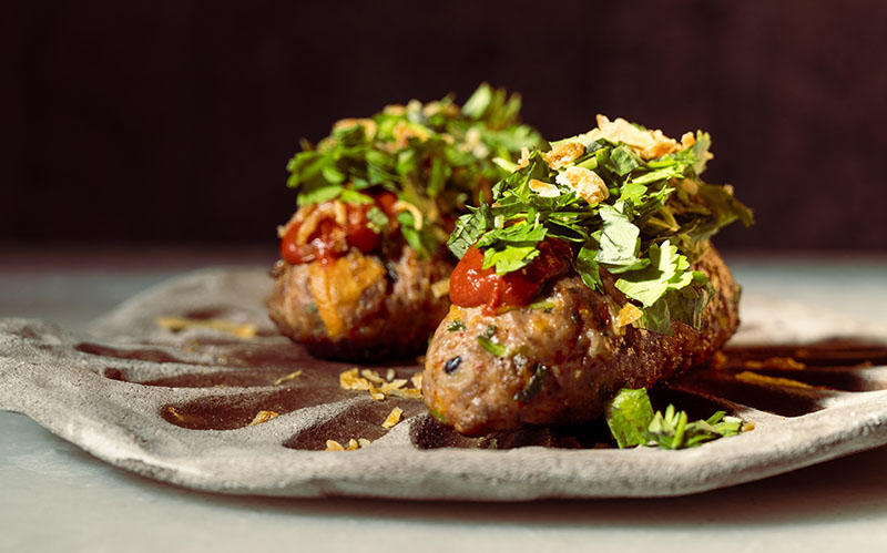 Restaurante Marciano, ubicado en Madrid: Kofta de ternera a la robata japonesa con menta fresca y harisa de pimientos del piquillo