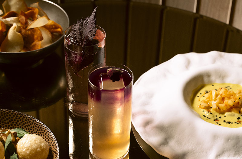 Restaurante Marciano, ubicado en Madrid: mesa con cócteles y platos