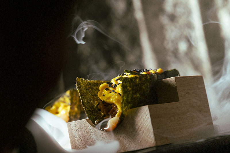 Restaurante Marciano, ubicado en Madrid: Handroll de calamar relleno de steak tartar de vaca rubia gallega y salsa de ají amarillo