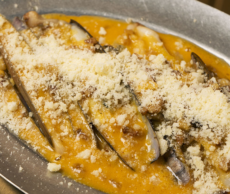 Restaurante Marciano, ubicado en Madrid: Navajas de anzuelo a la carbonara con queso manchego añejo, guancciale y yema de huevo con leche de coco
